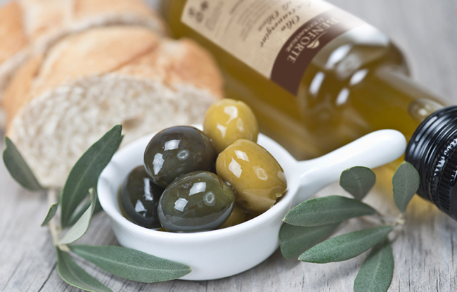 Olives with oil and bread